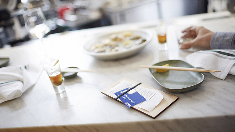 πληρωμή λογαριασμού εστιατορίου με πιστωτική κάρτα Visa